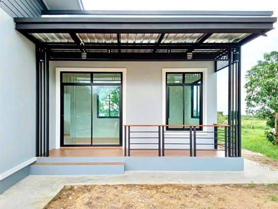 Canopy rangka hollow berwarna gelap pada teras rumah