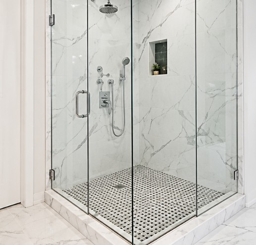 Penyekat kaca sudut dengan pintu berengsel pada area shower