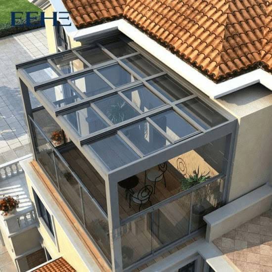 Kanopi kaca tempered berangka abu-abu di balkon rumah