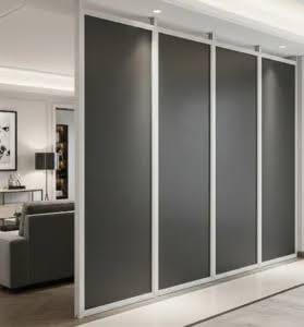 Sekatan ruangan dengan rangka aluminium silver dan panel gelap