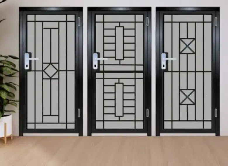 Tiga pilihan desain teralis pintu hollow berwarna hitam dengan motif geometris